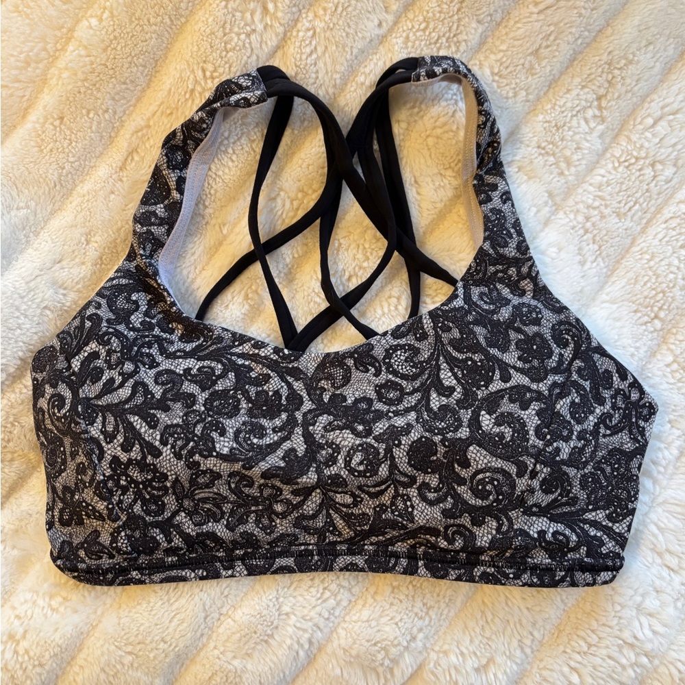 Women’s Lululemon Free to be Tranquil Sports Bra size 6